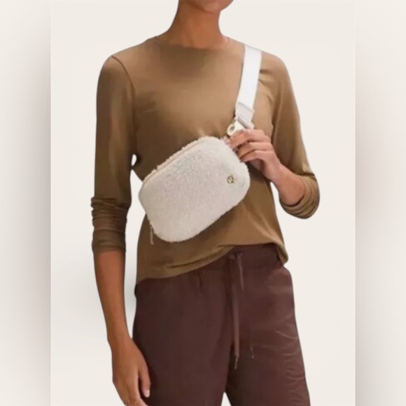 Lululemon Everywhere Fleece Belt Bag Natural Ivory Trench EUC - Picture 2 of 12